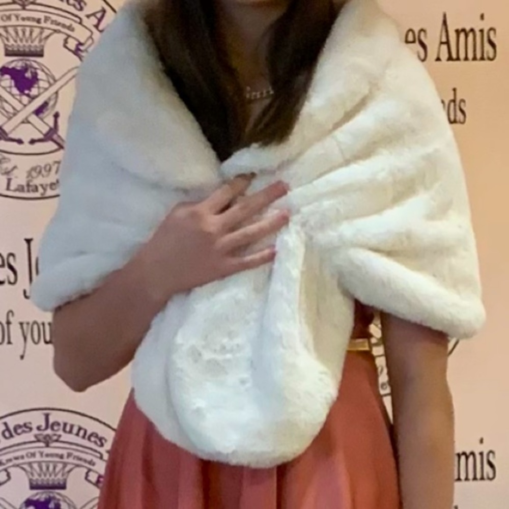 Adorable ivory faux fur wrap sz small-medium